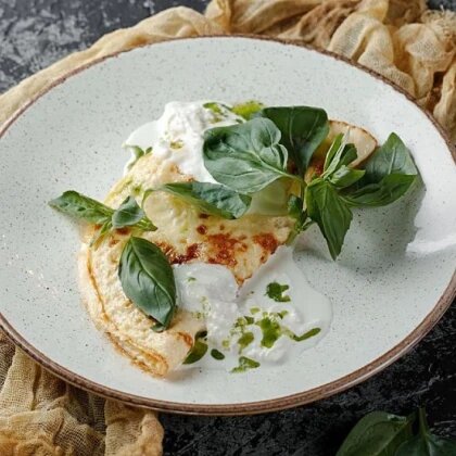 Омлет с сыром Страчателла и свежим базил