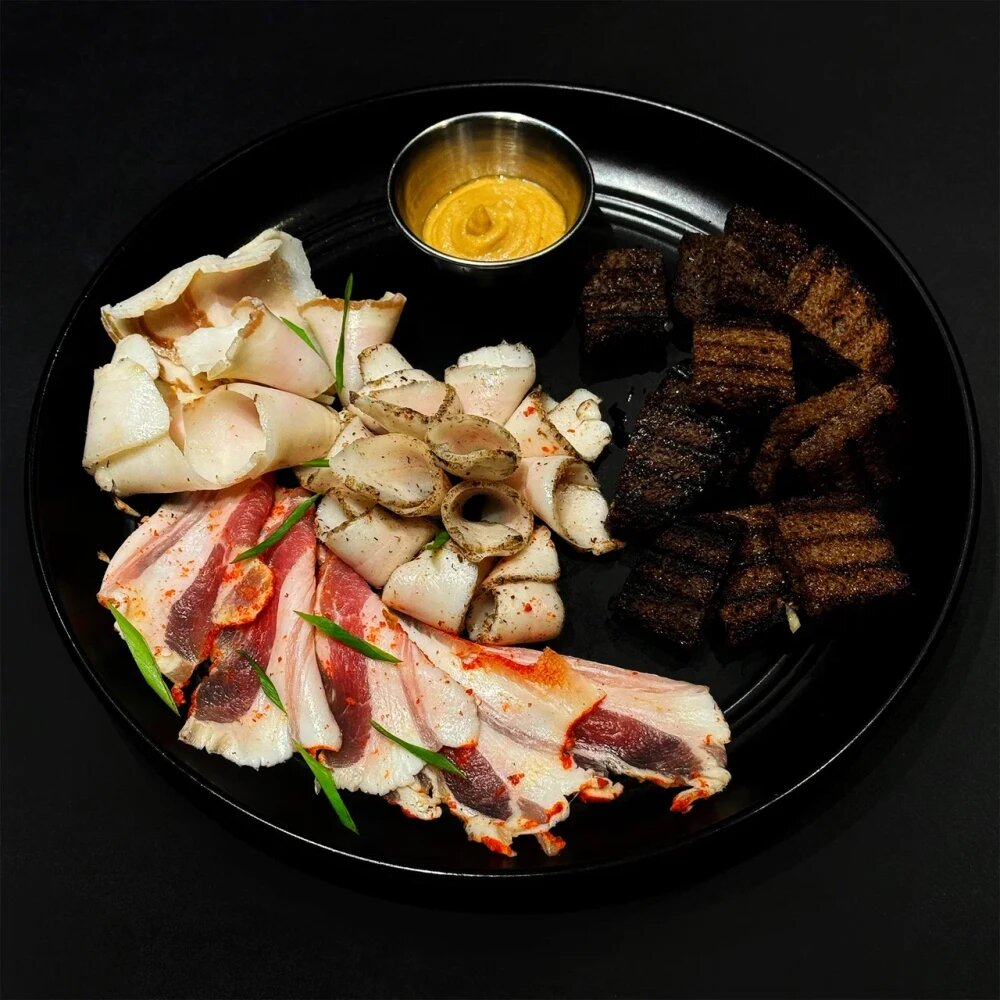 Сало с чесночными гренками и горчицей