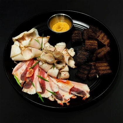 Сало с чесночными гренками и горчицей