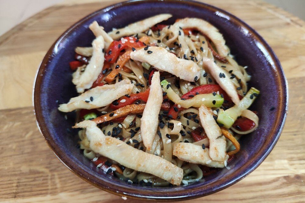 Удон с курицей и беконом