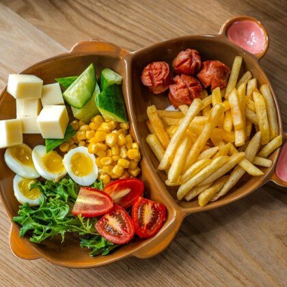 Сосиски с картошечкой фри и овощами