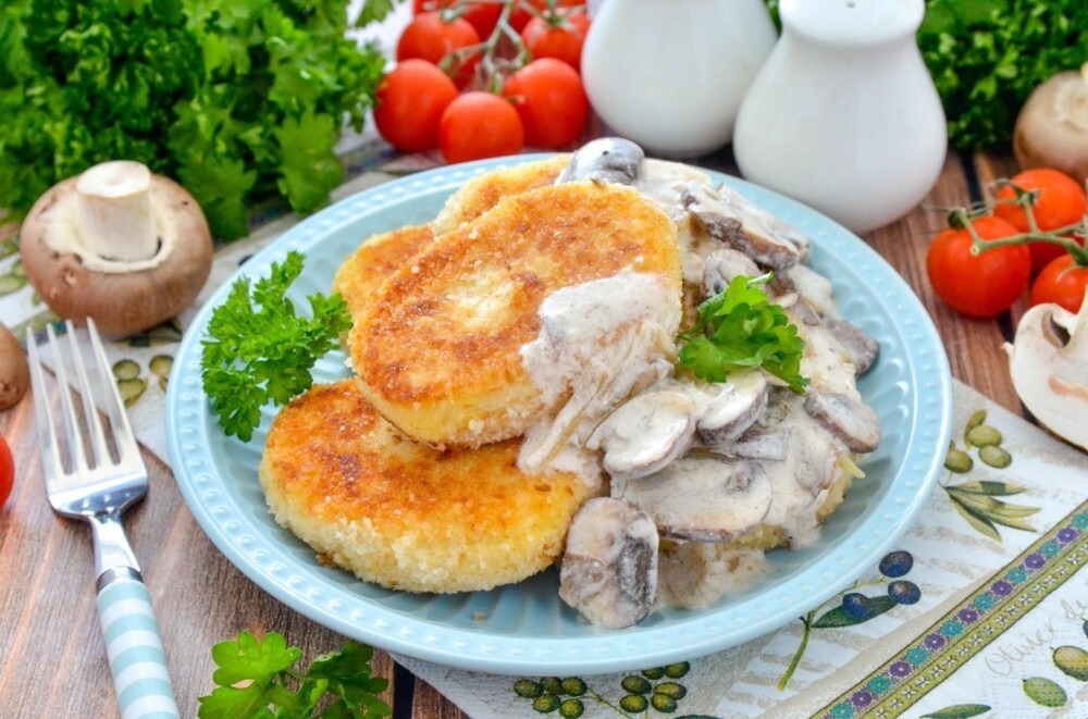Котлеты из оленины с картофельным пюре и грибным соусом