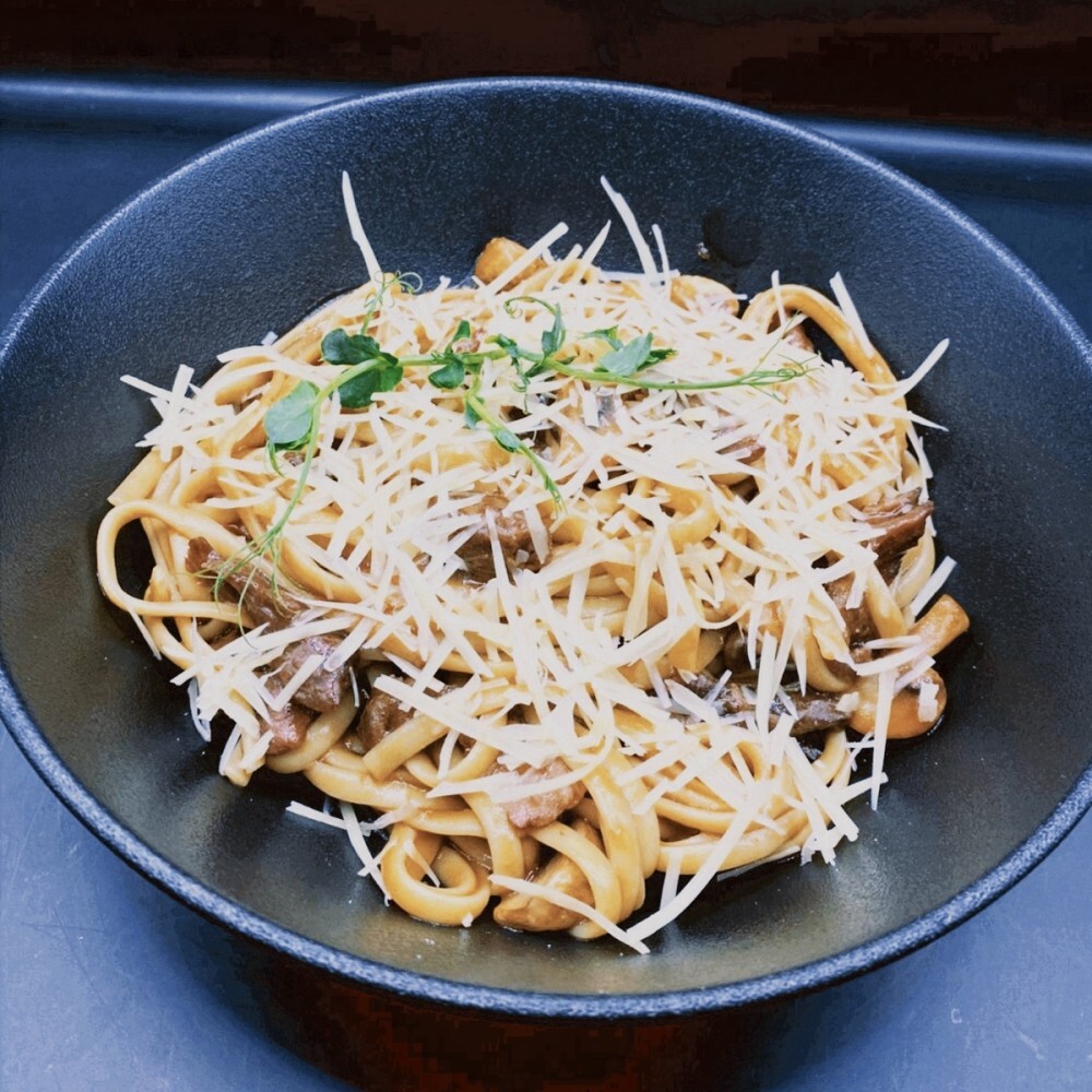 Паста Буффало с рваной говядиной и грибами