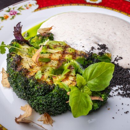 Брокколи на гриле с пармезаном и соусом вителло тоннато