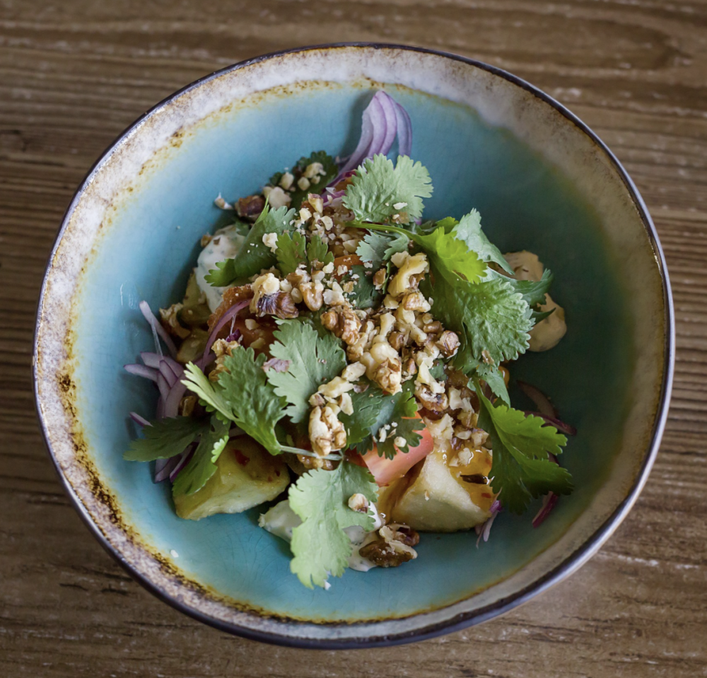 Салат с хрустящей курочкой и баклажанами