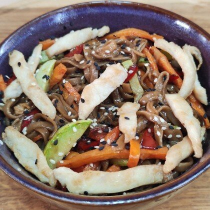 Соба с курицей и беконом