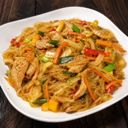 Стеклянная лапша со свининой и овощами