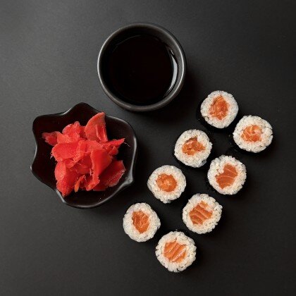 Маки ролл с лососем