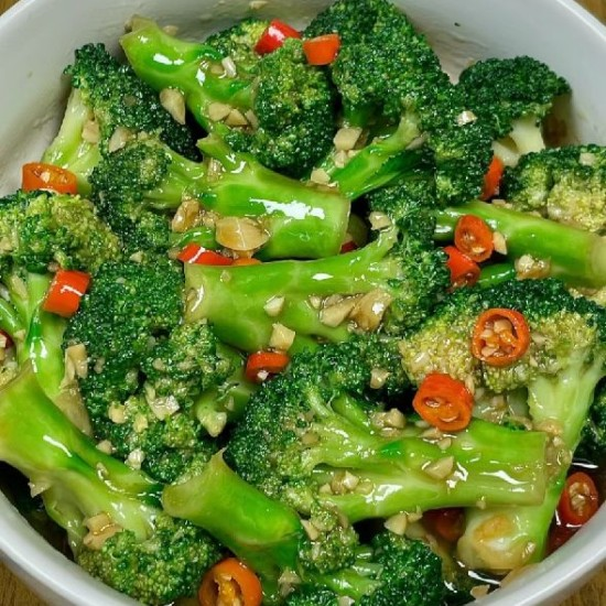 蒜蓉西兰花 / Жареные брокколи с чесноком и морковью