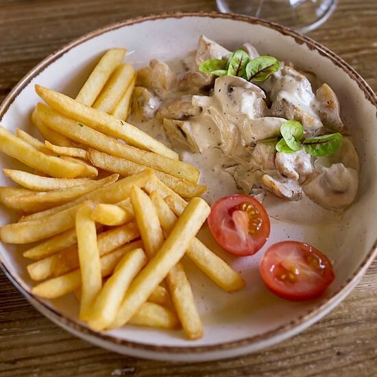 Фрикасе из цыпленка с картофелем фри