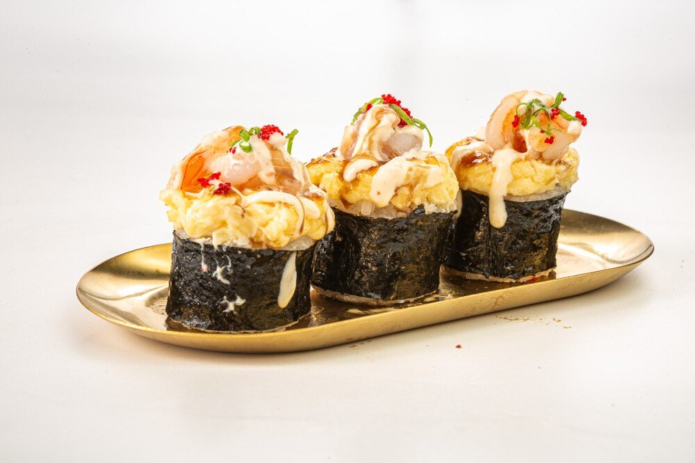 Запеченный ролл с сыром и креветкой