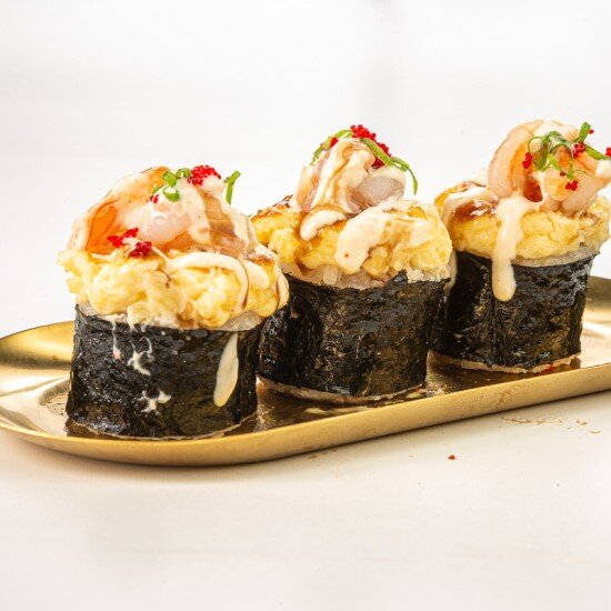 Запеченный ролл с сыром и креветкой