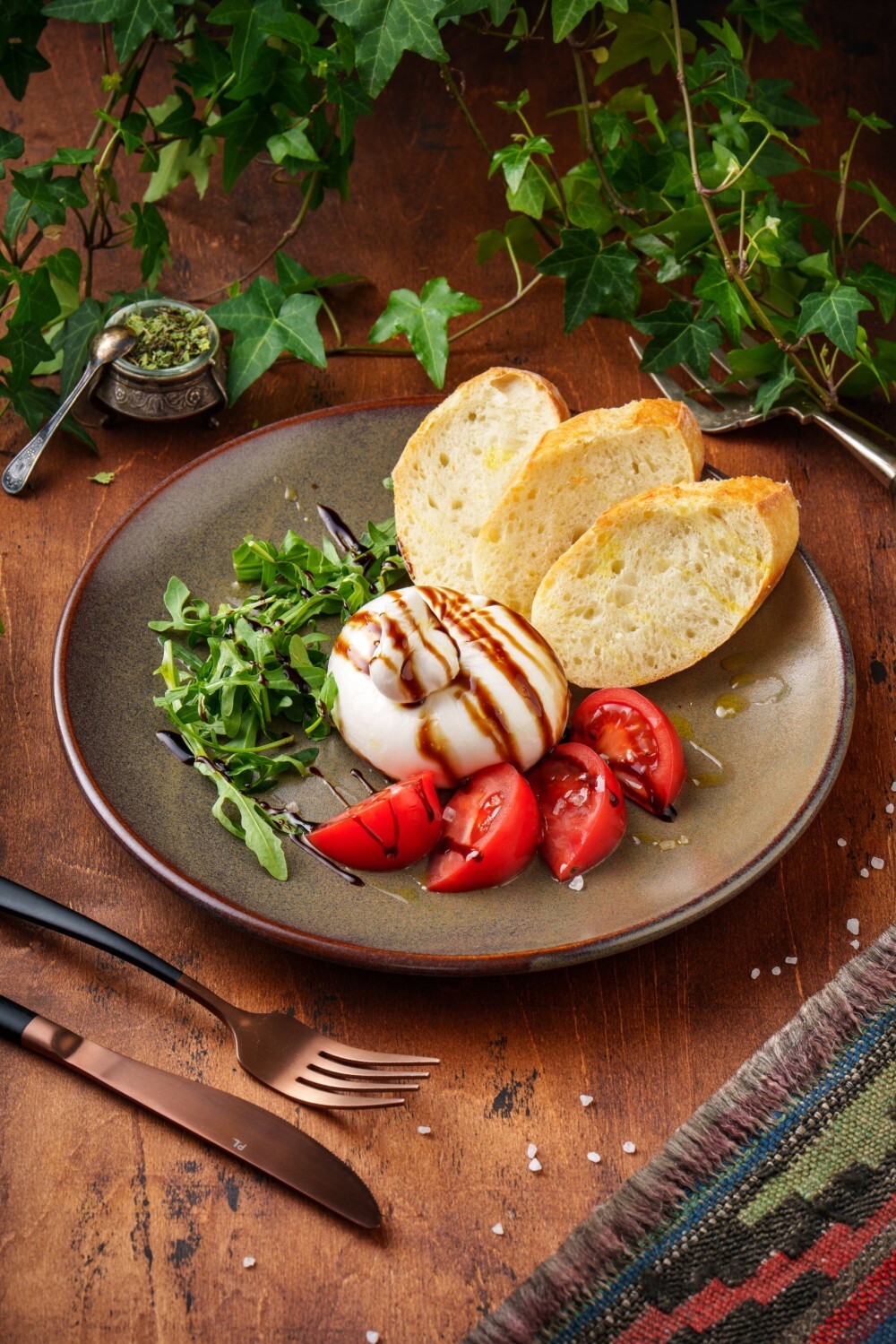 Буратта с томатами