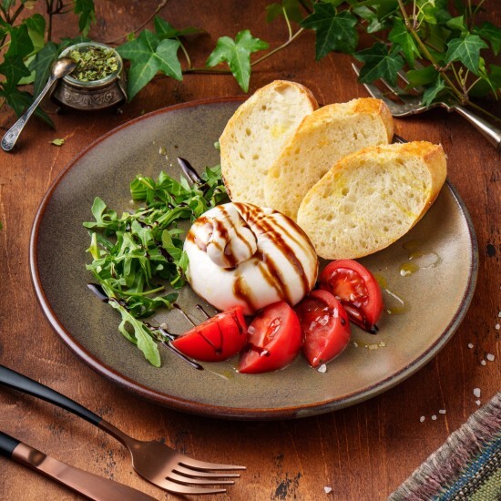 Буратта с томатами