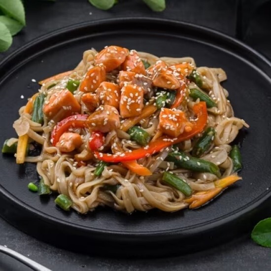 Удон с лососем и чили