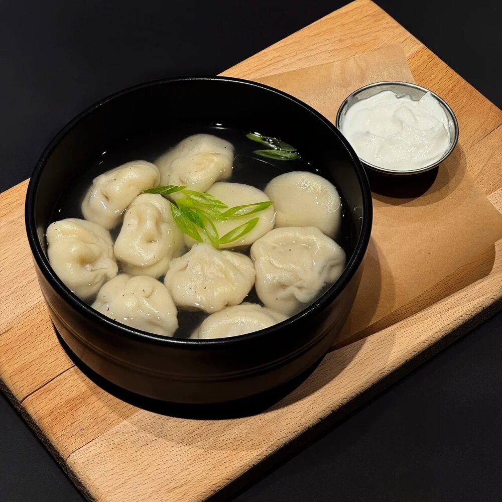 Пельмени с куриным бульоном и сметаной
