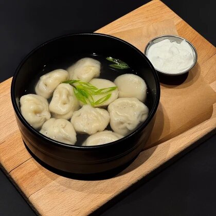 Пельмени с куриным бульоном и сметаной