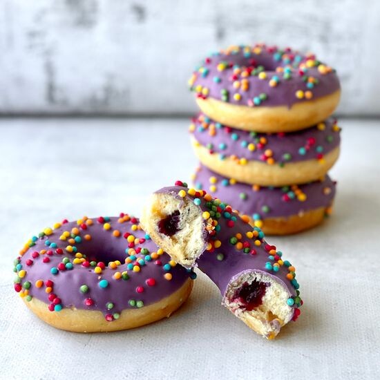 Пончик с черничной начинкой