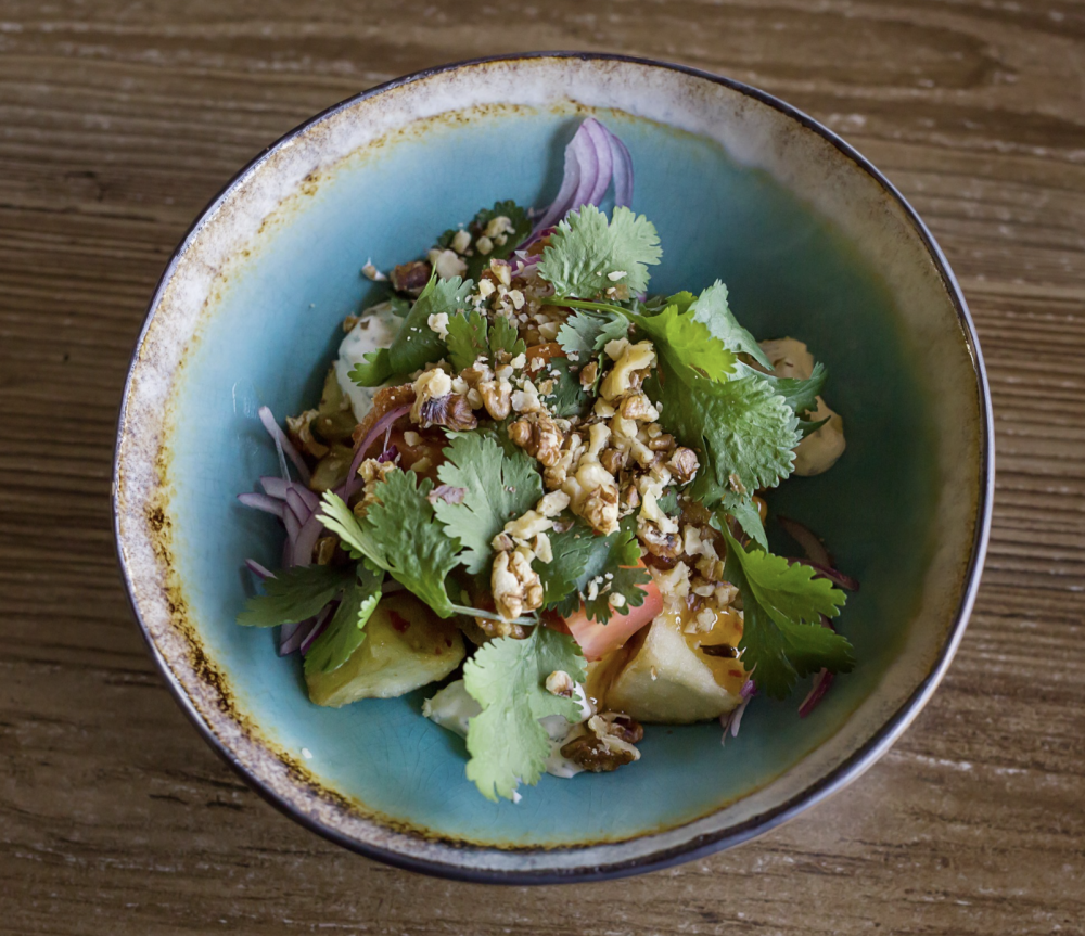 Салат с хрустящей курочкой и баклажанами