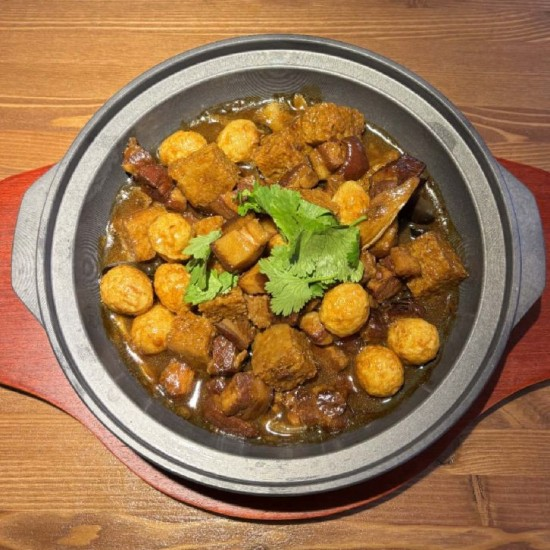 砂锅红烧肉闷蛋 / Тушеная свиная грудинка с перепелиными яйцами