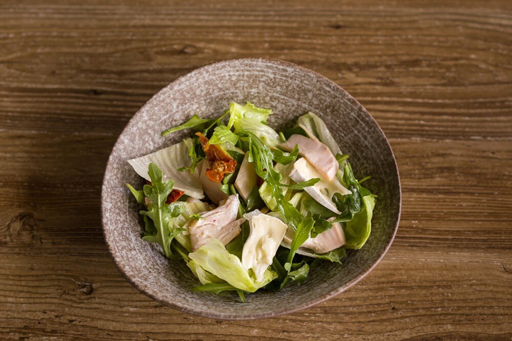 Салат с копченой грудкой и камамбером