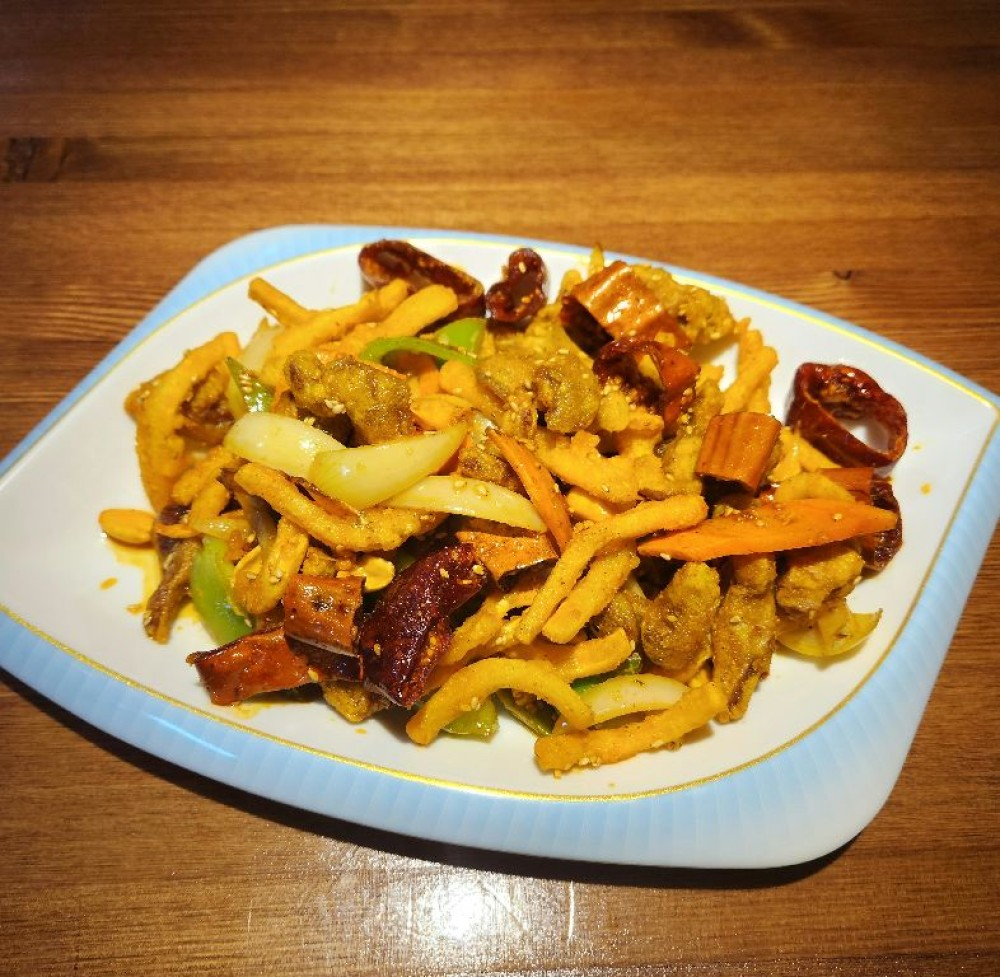 Жареные куриные желудки и кальмары в кисло-сладком соусе
