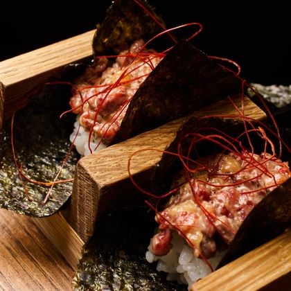 Открытый ролл говядина-абури с трюфельным Айоли