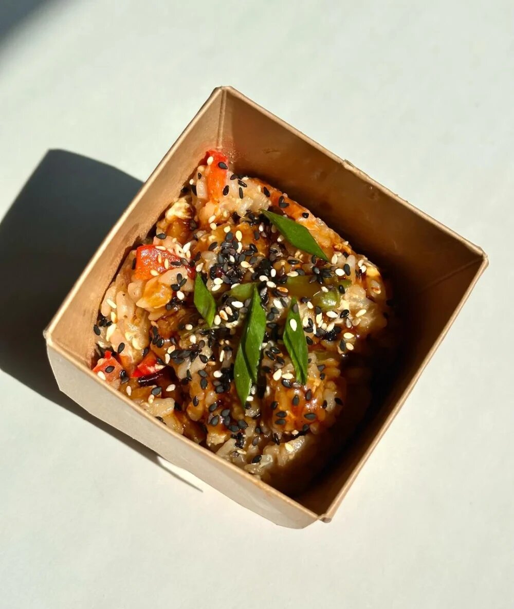 Вок Рис с овощами и яйцом в соусе Унаги