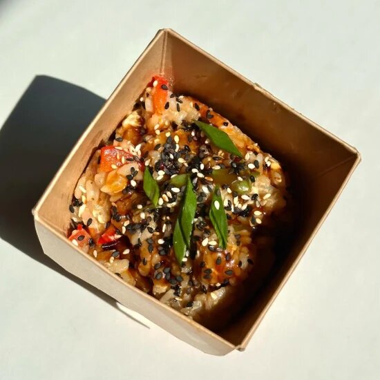 Вок Рис с овощами и яйцом в соусе Унаги