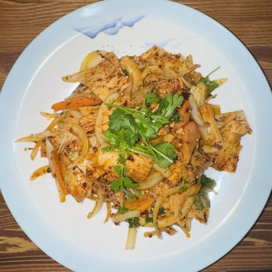 炝拌牛板筋 / Салат из говяжьих сухожилий