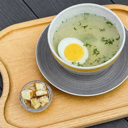 Бульон с яйцом и гренками