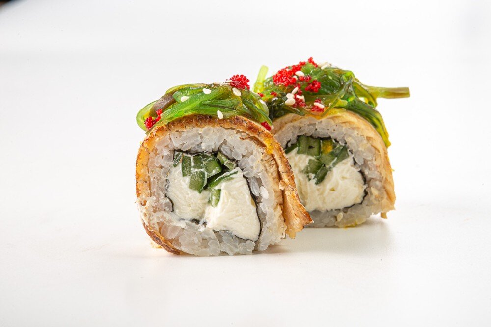 Половинка Сливочный ролл с угрем и чукой в соусе Манго