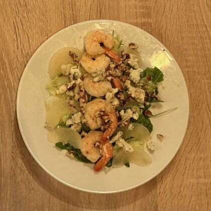 Салат с креветками и грушей