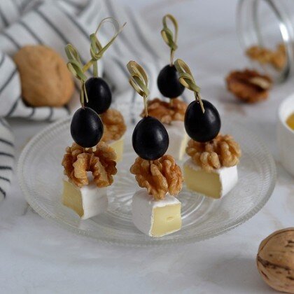 Канапе с сыром бри