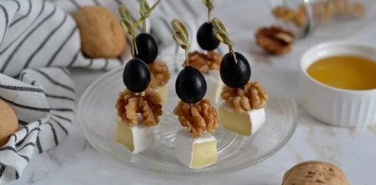 Канапе с сыром бри