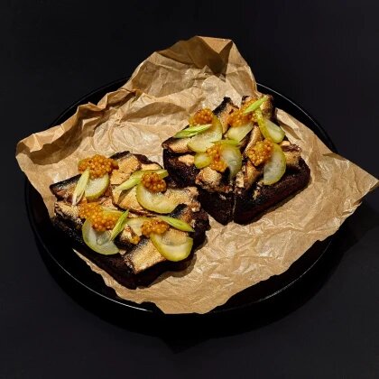 Бутерброды со шпротами и корнишонами