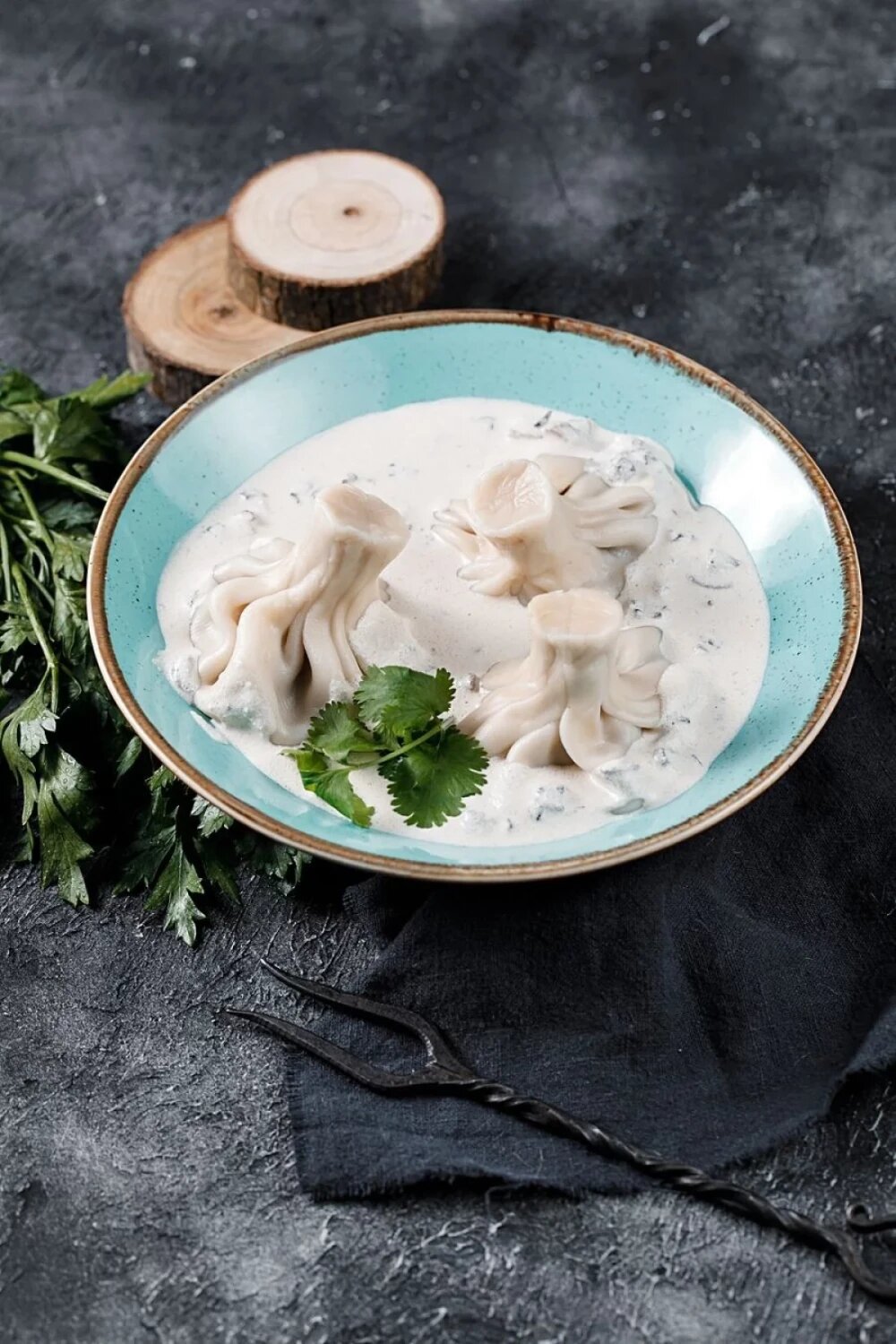 Хинкали со свин-гов в слив-гриб соу