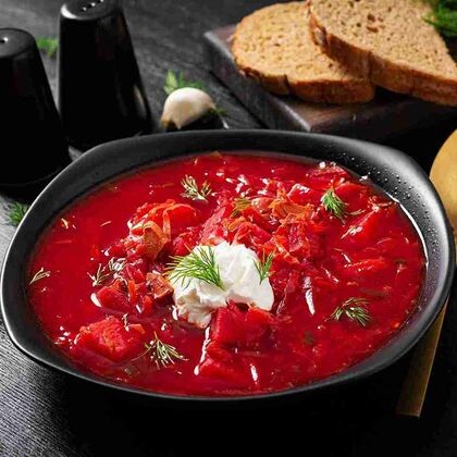 Борщ с салом, сметаной и ржаными гренками