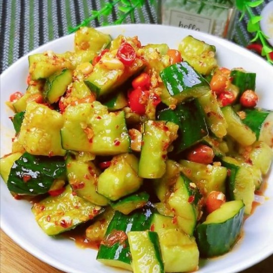 裸拍黄瓜 / Битые огурцы