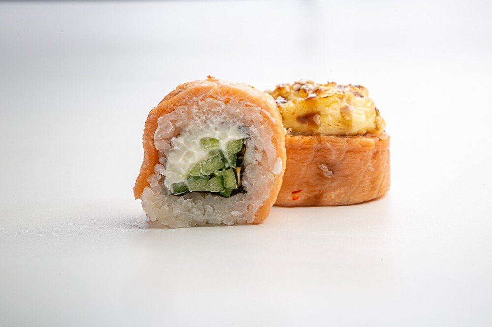 Половинка Запеченная филадельфия с 
сырным соусом