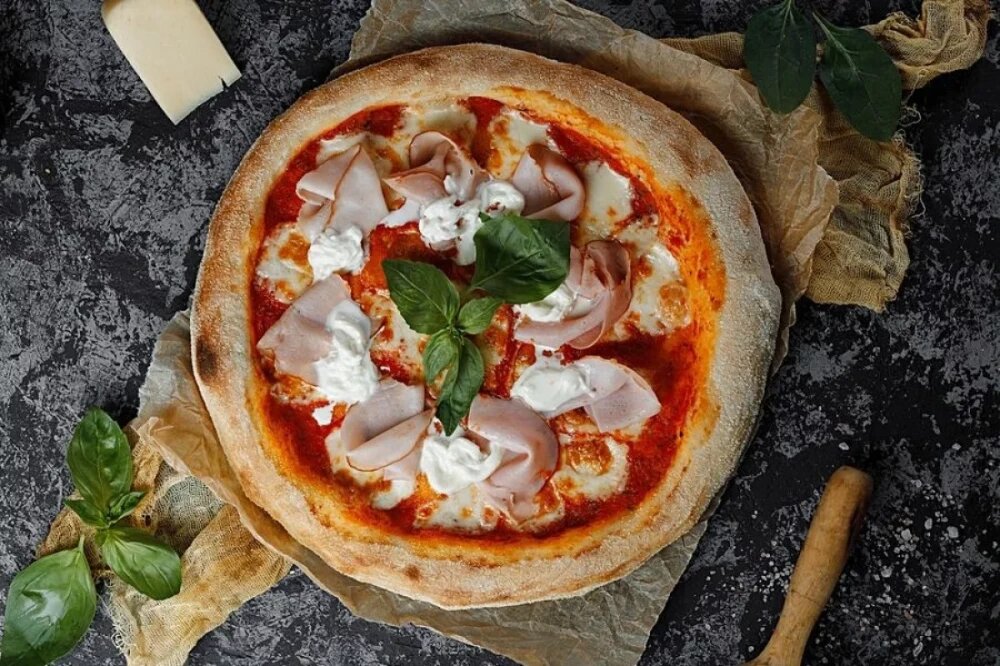 Пицца с окороком и Страчателлой