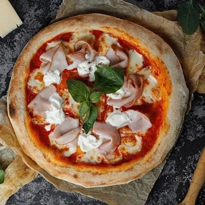 Пицца с окороком и Страчателлой