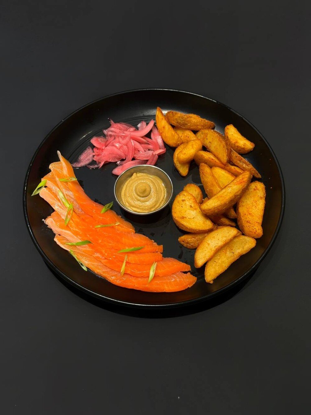 Форель с маринованным луком