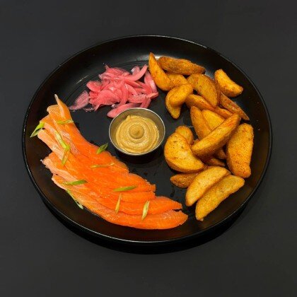 Форель с маринованным луком