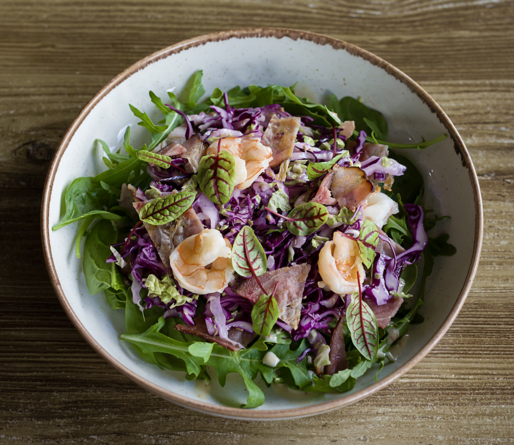 Салат с креветкой и ореховой заправкой