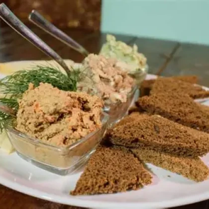 Форшмак из печени трески с яблочным Чатни