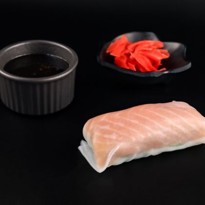 Спринг ролл с лососем