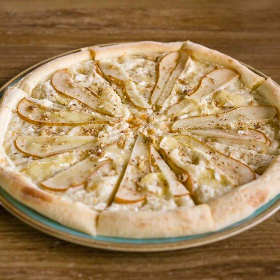 С грушей и камамбером