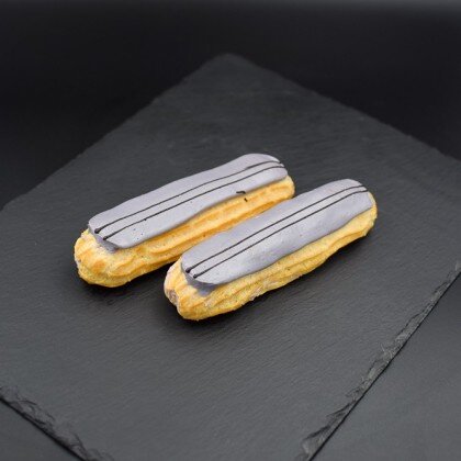 Эклер черная смородина