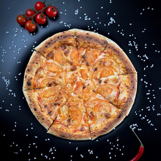 Пицца Маргарита с томатами